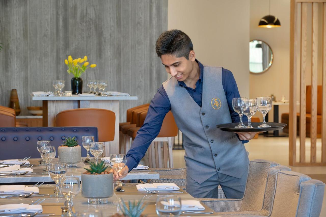 Voco Al Khobar By Ihg Otel Dış mekan fotoğraf A waiter at work