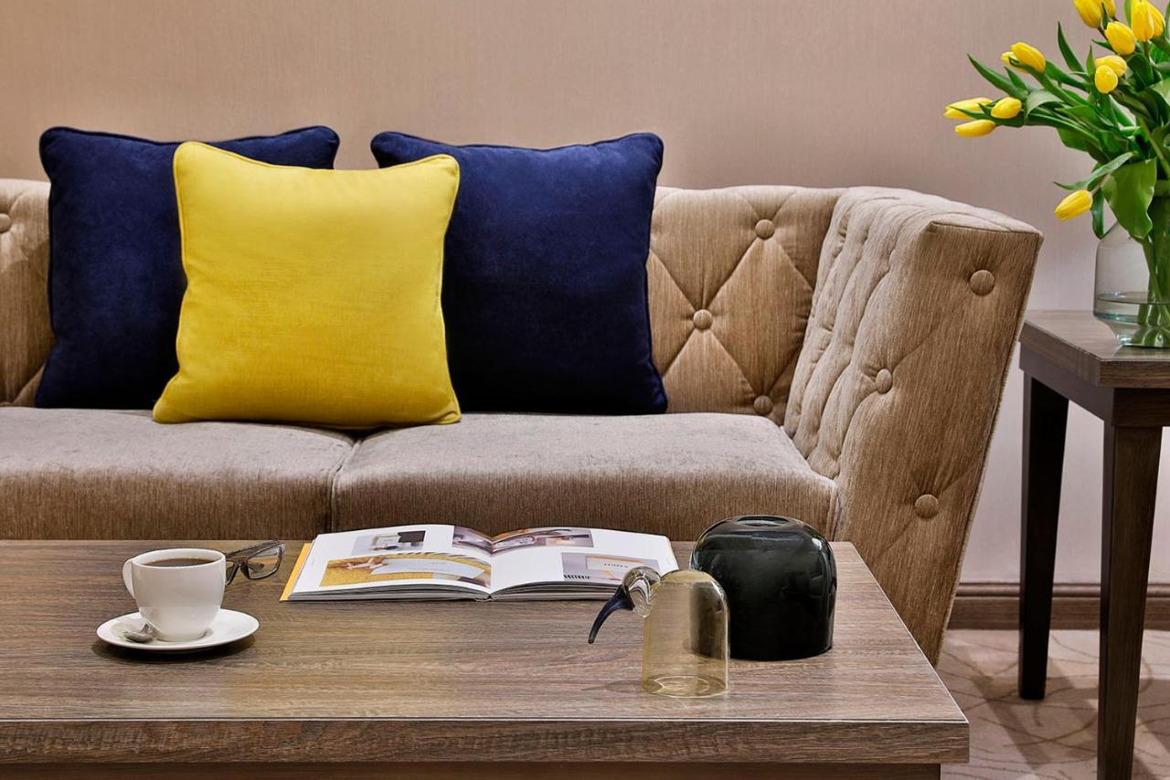 Voco Al Khobar By Ihg Otel Dış mekan fotoğraf A sofa with cushions