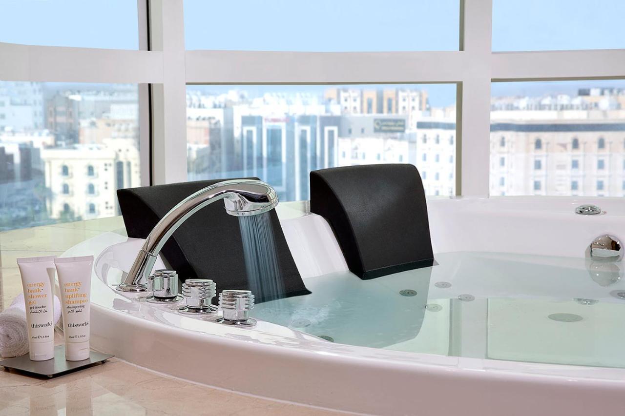 Voco Al Khobar By Ihg Otel Dış mekan fotoğraf A modern bathtub