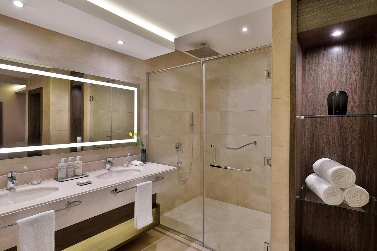 Voco Al Khobar By Ihg Otel Dış mekan fotoğraf A shower enclosure